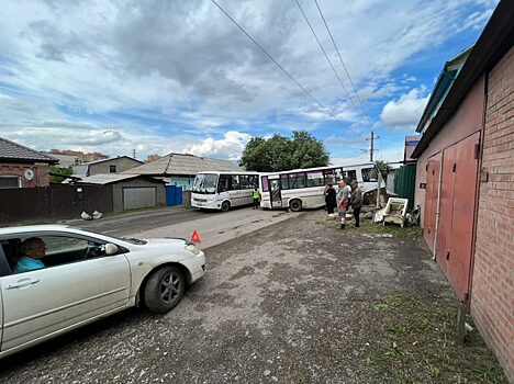 На правобережье Красноярска автобус въехал в забор жилого дома