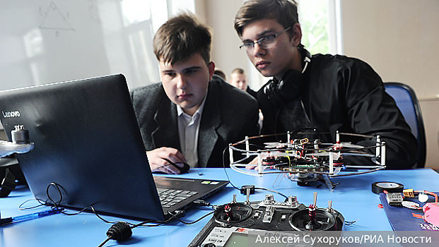 Выпускники школ теперь предпочитают поступать в колледжи, а не университеты