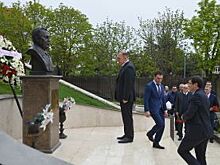 Глава Адыгеи почтил память погибшего Посла Андрея Карлова