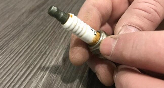 На изоляторе свечи зажигания коричневый нагар, 3 вероятных версии его появления и одна хитрость как уберечь расходник