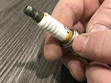 На изоляторе свечи зажигания коричневый нагар, 3 вероятных версии его появления и одна хитрость как уберечь расходник