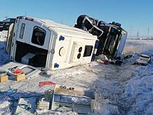 На российской трассе машину скорой помощи выбросило в кювет после ДТП с фурой