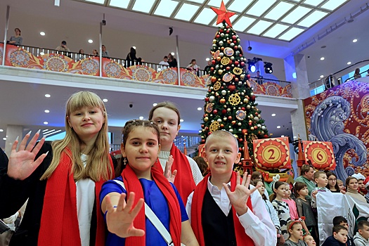 На Главной елке страны в Кремле побывали дети из Донецка и Луганска