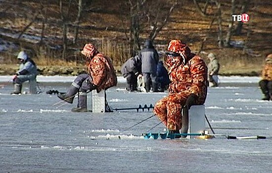 Во Владивостоке рыбаки-любители вышли на тонкий лед