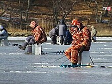 Во Владивостоке рыбаки-любители вышли на тонкий лед
