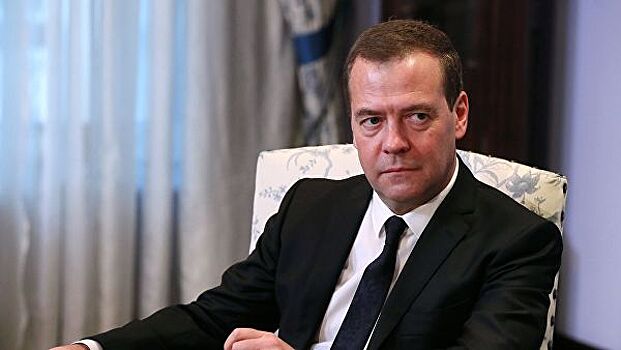 Медведев посетил Деревню Универсиады в Красноярске и попробовал блины