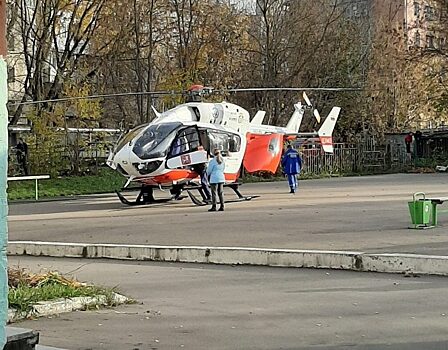 Медицинский вертолет сел в центре Калуги