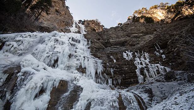 Первый снег в Крыму: белые кипарисы и ледяной водопад в Ялте