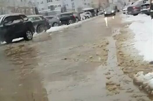 В Екатеринбурге затопило улицу Татищева из-за прорыва трубы