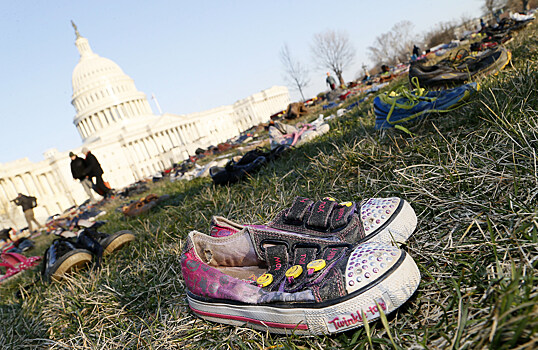 7000 пар детской обуви возложили в Вашингтоне в память о погибших от огнестрельных ранений детей