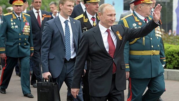 Путин и иностранные лидеры направились на Красную площадь