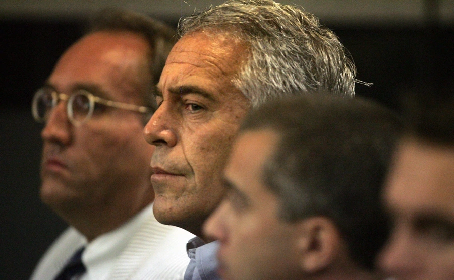 В Сети появилась новая теория о жизни и смерти Эпштейна