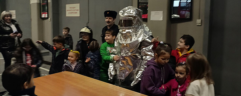 «Мособлпожспас» провел для школьников экскурсию по ПСЧ Красногорска