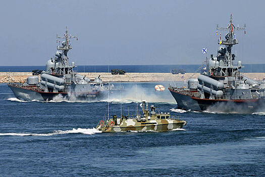 Российский флот следит за кораблями ВМС Испании и Греции в Черном море