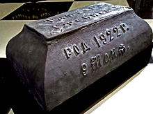В Музее смерти появилось вековое чугунное надгробие с детской могилы