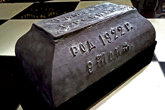 В Музее смерти появилось вековое чугунное надгробие с детской могилы