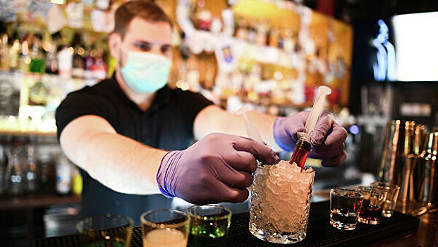 Нарколог объяснил механизм влияния алкоголя на коронавирус