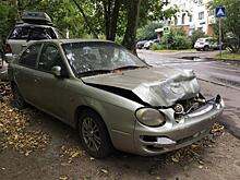 Коммунальщики убрали брошенный автомобиль с набережной Новикова-Прибоя