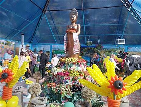 Прилавки ломились, мангалы дымились: в Усть-Кинельском прошла Поволжская агропромышленная выставка