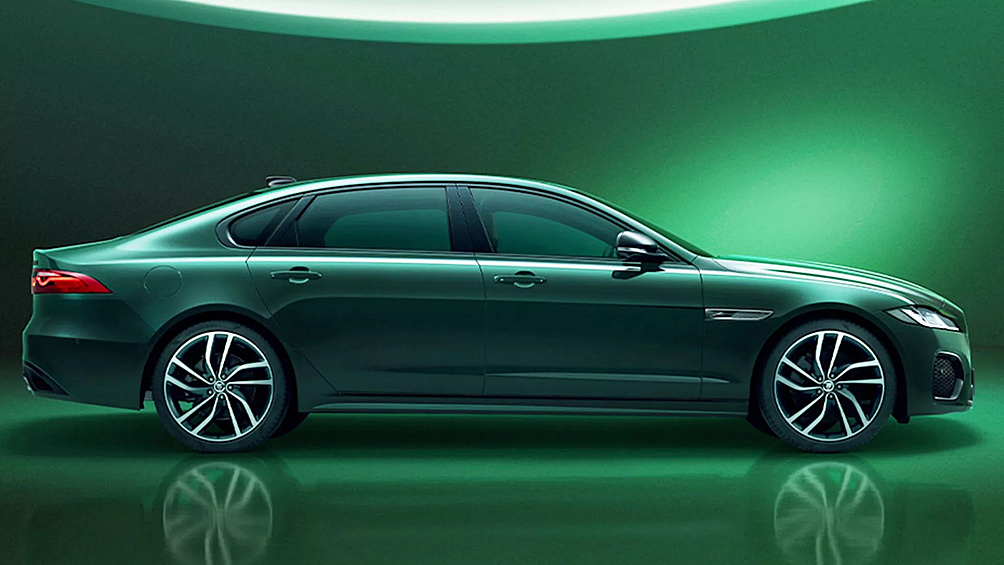 Jaguar по случаю своего 90-летия представил в Китае эксклюзивный седан XFL 90th Anniversary Edition с чёрным декором кузова и особыми 20-дюймовыми дисками, а также расширенной кожаной отделкой салона. Подразумевается максимально богатая комплектация, 300-сильный двигатель, полный привод и... скидки. Творение совместного предприятия Chery JLR должно было стать самым дорогим Jaguar XFL в истории, но в итоге сразу попало под распродажу.