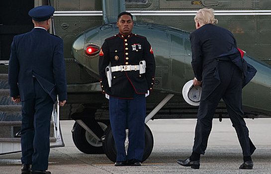 Трамп вернул солдату сорванную ветром фуражку