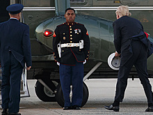 Трамп вернул солдату сорванную ветром фуражку