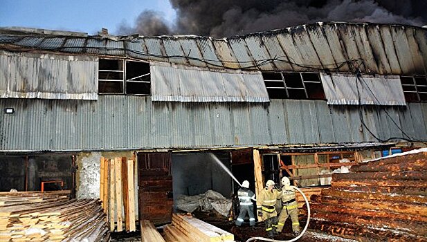 В Саранске потушили пожар на складе картона