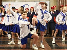 Акция "Синий платочек Победы" прошла в московском метро