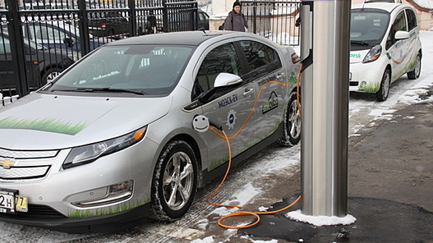 Продажи электромобилей в России снизились почти наполовину