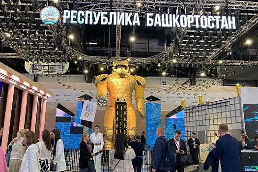 Башкирия на ПМЭФ удивляет гостей огромным медведем-пасечником