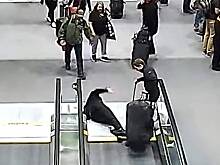 Траволатор в аэропорту «зажевал» ногу пилота самолета и попал на видео