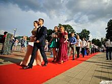 Дорогие выпускники. Почему прощание со школой становится ярмаркой тщеславия