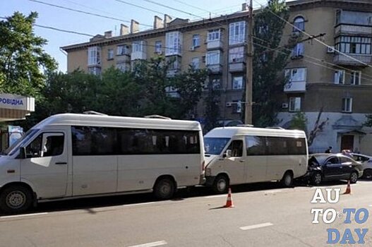 В Николаеве легковой автомобиль на высокой скорости протаранил три маршрутки