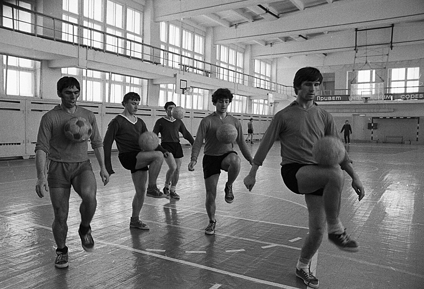 Тренировка заводской футбольной команды "Торпедо" в спортивном зале завода, 1973