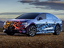 Электрический седан Volkswagen ID.7 спрятали под светящимся камуфляжем
