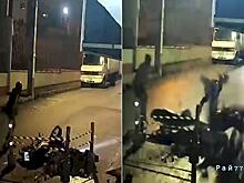 Мотоциклисты один за другим не разъехались с открытым люком в Бразилии