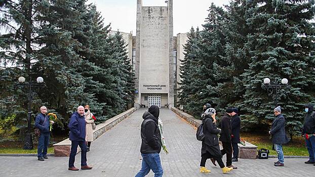 Гроб с телом Анастасии Заворотнюк прибыл на Троекуровское кладбище в Москве
