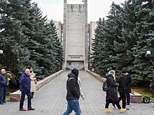 Гроб с телом Анастасии Заворотнюк прибыл на Троекуровское кладбище в Москве