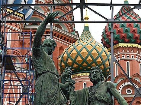 На Красной площади завершили реставрацию барельефов памятника Минину и Пожарскому