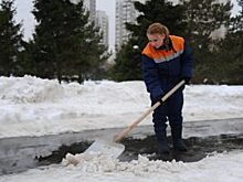 Более 800 кубических метров снега вывезли с улиц района