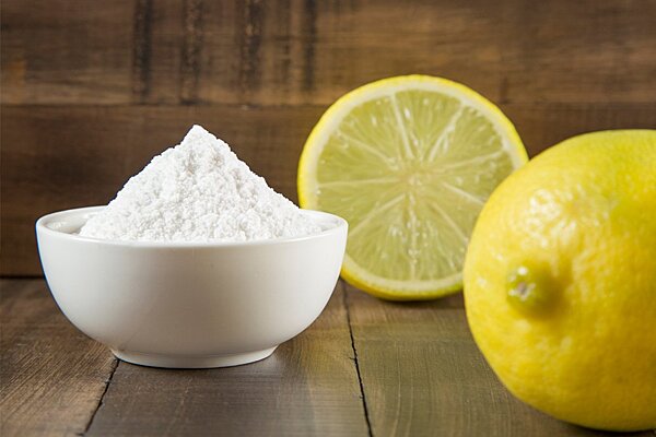 Половина лимона, погруженного в пищевую соду — огромная польза для организма