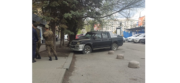 Жителям проспекта Ленина в Ростове мешает иномарка со спущенными колесами