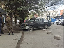 Жителям проспекта Ленина в Ростове мешает иномарка со спущенными колесами