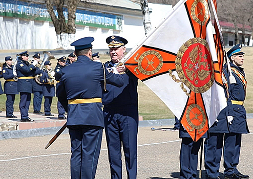 Командующий Воздушно-десантными войсками вручил Георгиевское знамя новому командиру Уссурийского отдельного соединения ВДВ