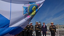 В Приморье на ракетном крейсере «Варяг» торжественно подняли флаги в честь Дня России