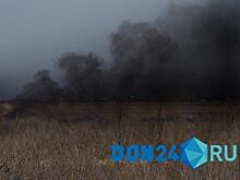 Тушат 23 спасателя: в Азовском районе вспыхнул ландшафтный пожар