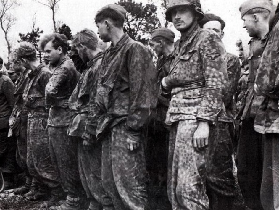 Немецкие солдаты сдаются в плен 1945. Немецкие солдаты в плену. Плен379. Советские военнопленные харьков 1942. Немецкие военнопленные.