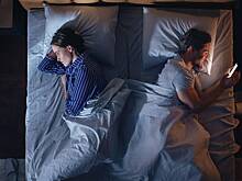 Названа предвещающая развод поза для сна