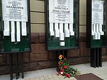 Поклонники творчества Марка Захарова несут цветы к «Ленкому»