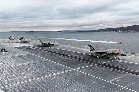 Британский авианосец HMS Queen Elizabeth в Осло отработал посадку F-35